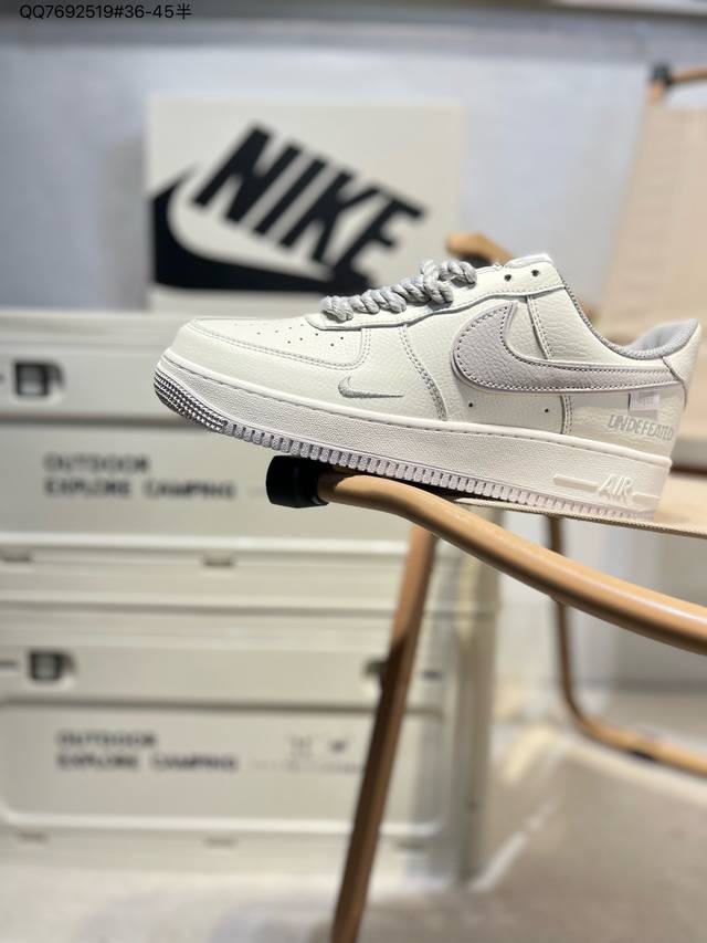 耐克 Nike Air Force 1 '07空军一号 百搭休闲运动板鞋。柔软、弹性十足的缓震性能和出色的中底设计，横跨复古与现代的外型结合，造就出风靡全球三十