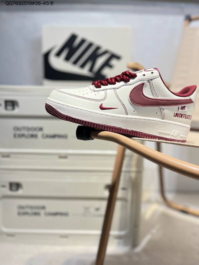 耐克 Nike Air Force 1 '07空军一号 百搭休闲运动板鞋。柔软、弹性十足的缓震性能和出色的中底设计，横跨复古与现代的外型结合，造就出风靡全球三十