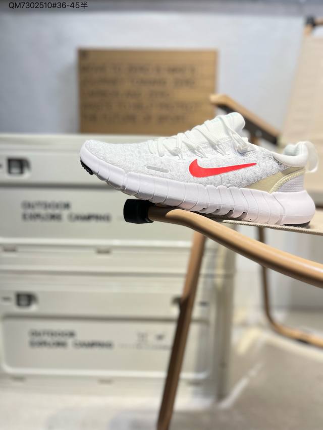 Nike Free Run 5.0 耐克 赤足5.0 轻便透气运动跑步鞋 类似袜子的Nike Free Run 5.0由至少20%的可回收材料制成，旨在从跑步过