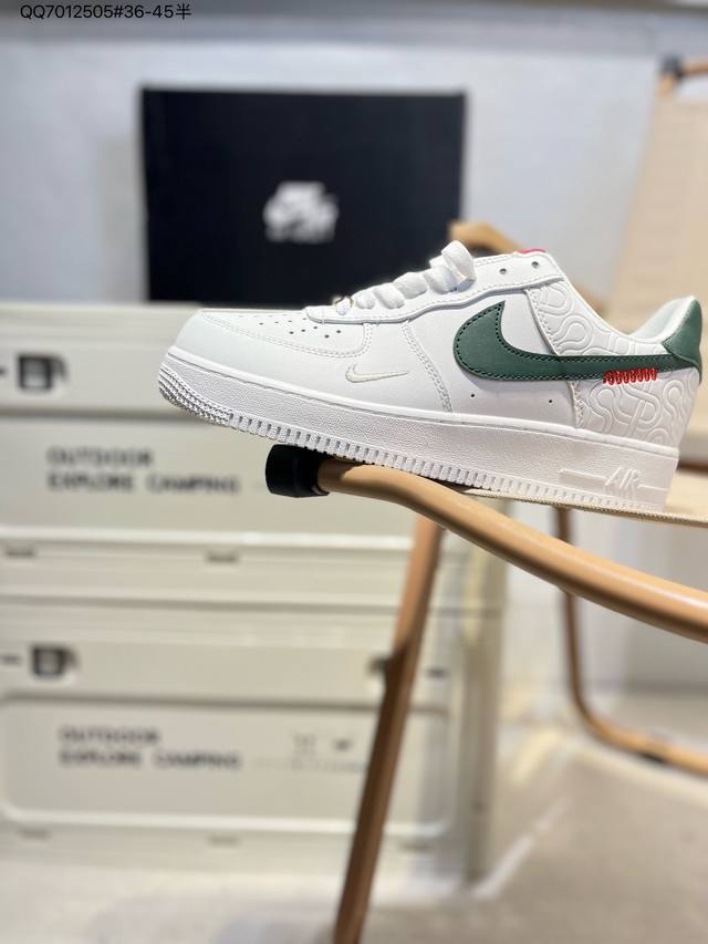 蛇年限定 X 耐克 Nike Air Force 1 '07空军一号 百搭休闲运动板鞋。柔软、弹性十足的缓震性能和出色的中底设计，横跨复古与现代的外型结合，造就