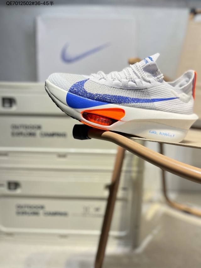 Nike Vaporfly Next% 3 整体采用前作的设计语言，并且对后者的细节进行升级，整体设计大概包括三点：Nike Air Zoom Alphafly