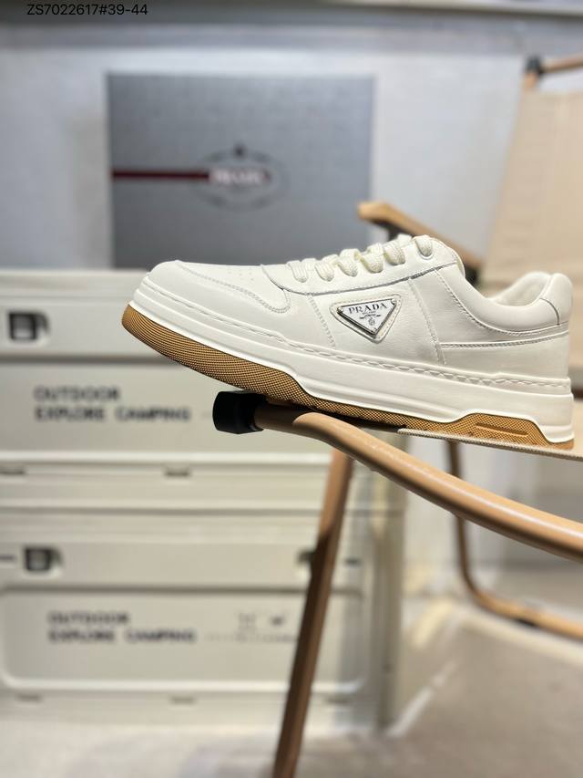 Prada 普拉达 专柜同步上市， 新款男鞋、面料精选原版小牛皮，。头层进口丝绸牛皮内里。原版牛里垫脚！原版开模防滑Pu大底，精美线条、简约大气，上脚感超级舒适
