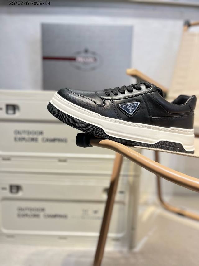 Prada 普拉达 专柜同步上市， 新款男鞋、面料精选原版小牛皮，。头层进口丝绸牛皮内里。原版牛里垫脚！原版开模防滑Pu大底，精美线条、简约大气，上脚感超级舒适