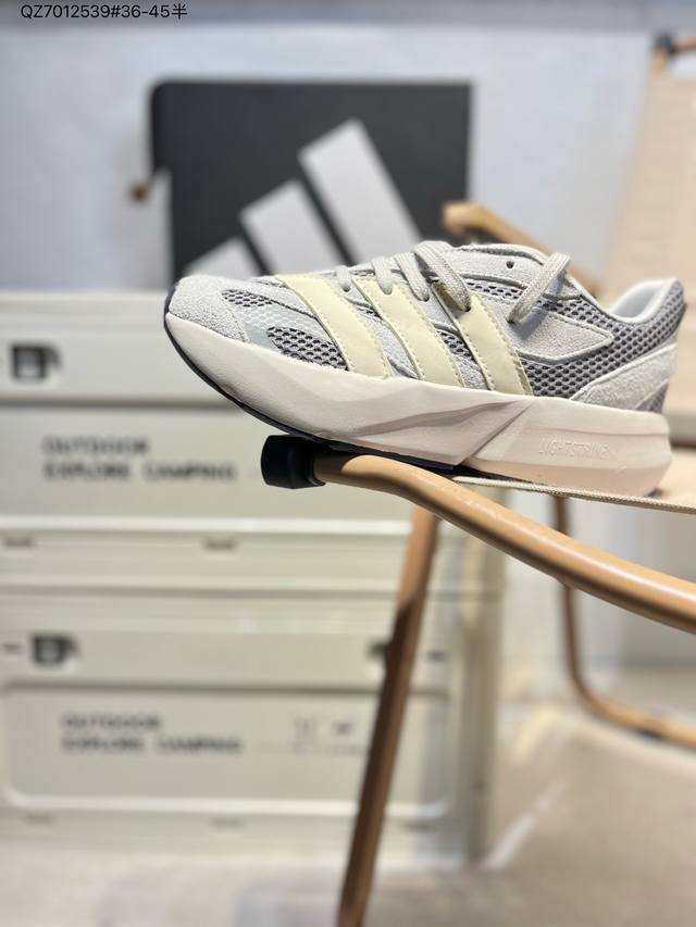 Ad Lightblaze 舒适耐磨减震专业跑步鞋 上架实拍 冲向目标，一路向前，不断挑战和突破自我无论是平时训练还是马拉松，让这款Adidas跑步鞋伴你畅快开