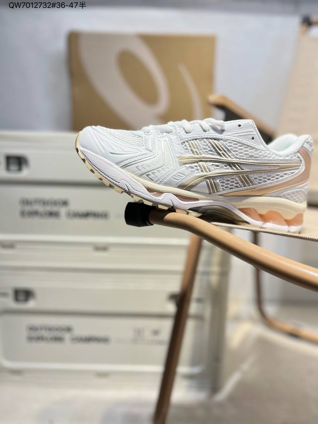 Asics Gel-Kayano 14亚瑟士经典跑鞋 如今机能风和户外风吹得正劲，便是主打“Urban Outdoor机能越野风格”，城市和户外场景都能轻松应对