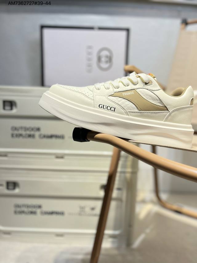 Gucci 古驰顶级进口材料 极为亲肤舒适 摸上去非常的细腻 版型上很正 进口牛皮+真皮内里+几何构图案 奢华生动 图案透气不闷热 更为牢固耐穿 色彩更为鲜艳绚