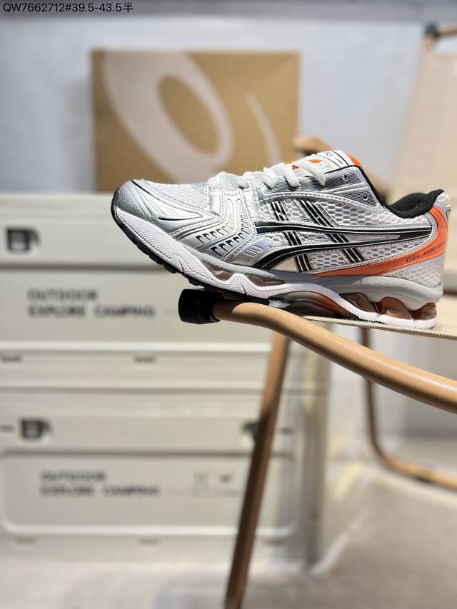 Asics Gel-Kayano 14亚瑟士经典跑鞋 如今机能风和户外风吹得正劲，便是主打“Urban Outdoor机能越野风格”，城市和户外场景都能轻松应对