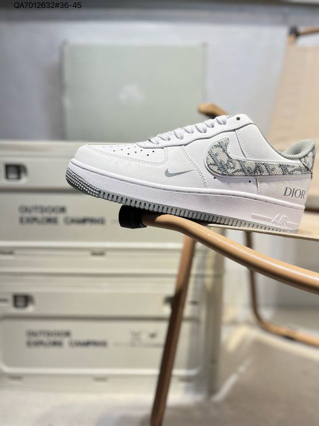 迪奥Dior X 耐克 Nike Air Force 1 '07空军一号 中帮百搭休闲运动板鞋。柔软、弹性十足的缓震性能和出色的中底设计，横跨复古与现代的外型结