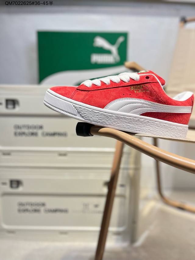 Puma Suede Xl 彪马新款面包鞋男女同款复古休闲板鞋 鞋身通体采用细腻的麂皮材质 厚实柔软 质感出众 鞋侧保留Puma标志性跑道图案 侧面与后跟点缀金