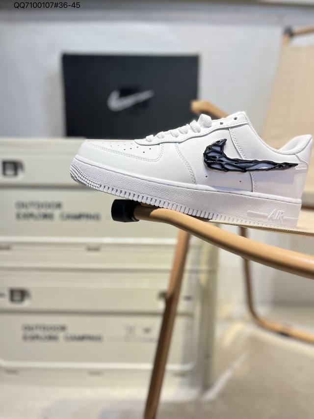 耐克 Nike Air Force 1 '07空军一号“液态金属” 百搭休闲运动板鞋。柔软、弹性十足的缓震性能和出色的中底设计，横跨复古与现代的外型结合，造就出