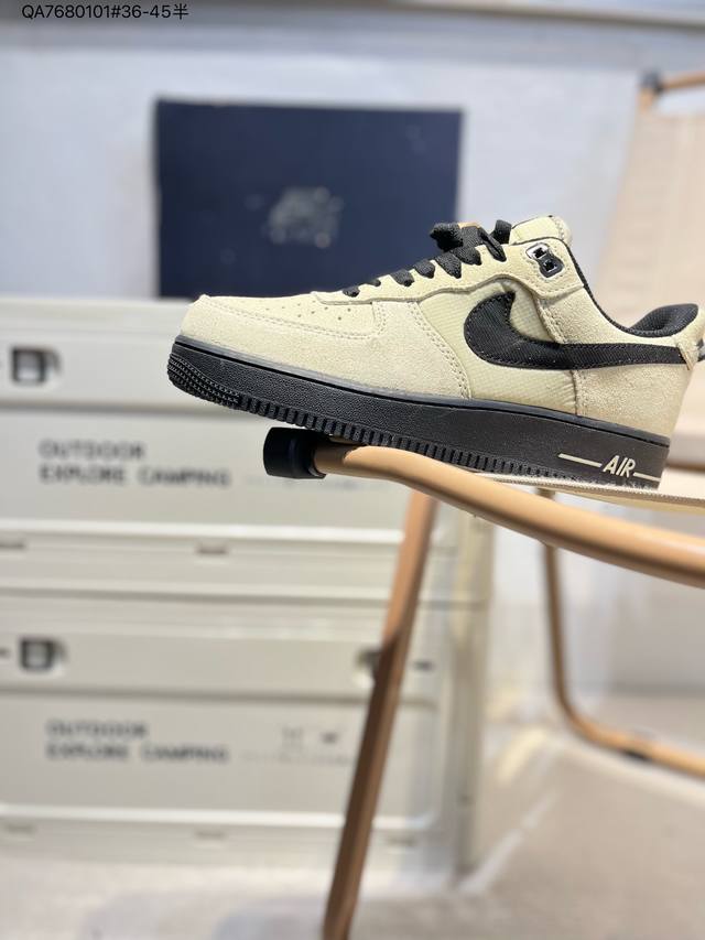 耐克 Nike Air Force 1 '07空军一号 百搭休闲运动板鞋。柔软、弹性十足的缓震性能和出色的中底设计，横跨复古与现代的外型结合，造就出风靡全球三十