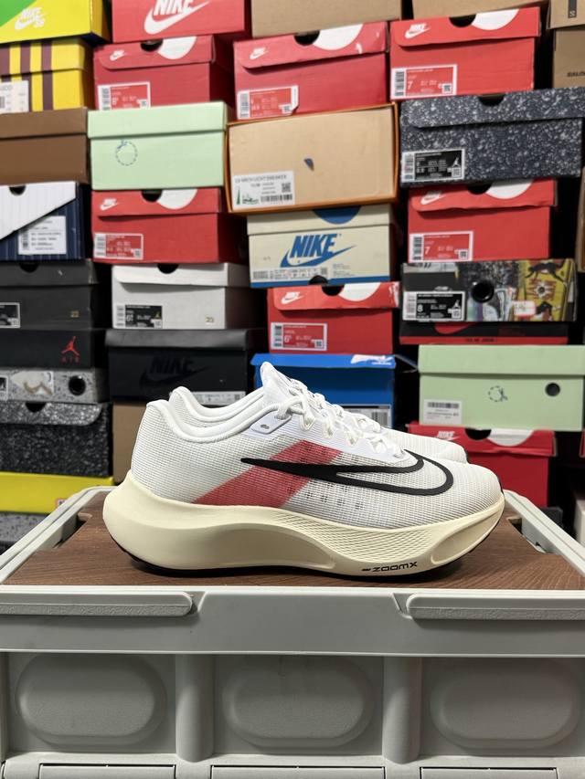 公司级特价 清完下架 手速要快 Nk Zoom Fly 5超轻跑步鞋 React 泡棉搭配碳纤维板 中底采用React技术 轻盈耐穿泡绵打造 跑步体验非常舒适