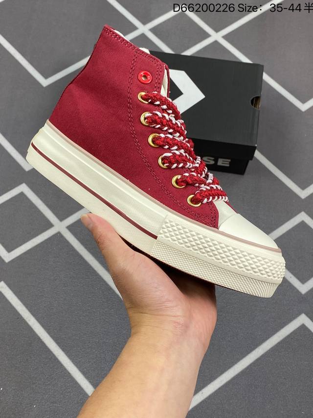 匡威Allstar龙年限定款 小设计发大财 小口袋圆标设计 可以藏小金币欧～ Converse超喜庆的酒红色 外加特殊标志宽扁鞋带 新年氛围瞬间拉满 独特暗红色