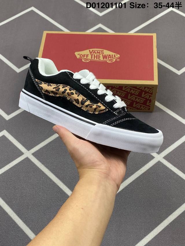 万斯 Vans Knu-Skool Vr3 Lx 面包鞋帆布鞋面。坎普尔 茱利安系列低帮复古硫化休闲运动板鞋“肥胖版大Logo”要说整个年最为热门的鞋型之一，