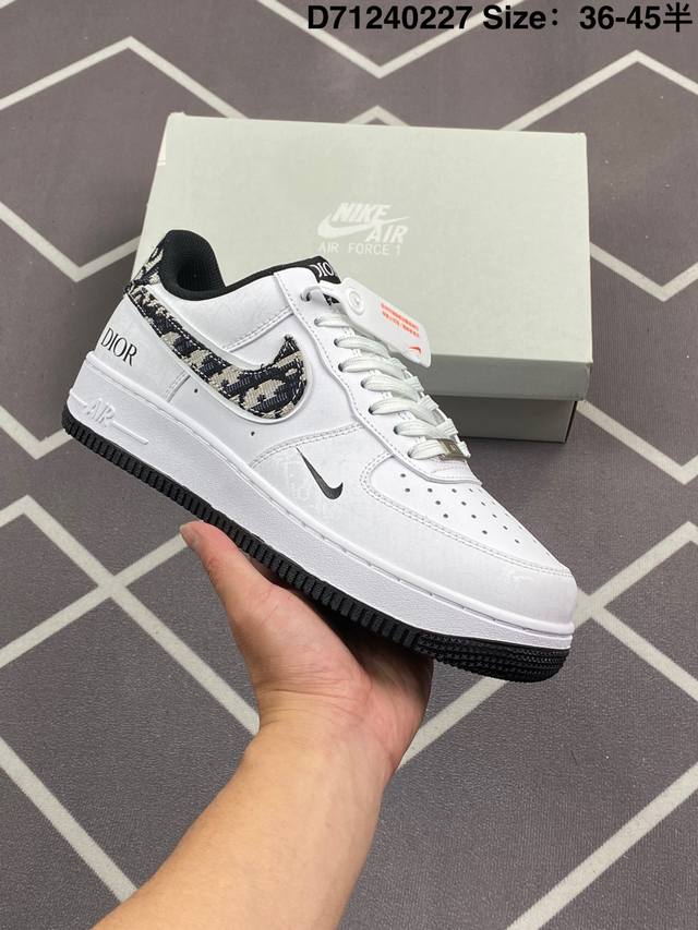 真标耐克Nike Air Force 1“07空军一号低帮百搭休闲运动板鞋。柔软、弹性十足的缓震性能和出色的中底设计，横跨复古与现代的外型结合，造就出风靡全球三