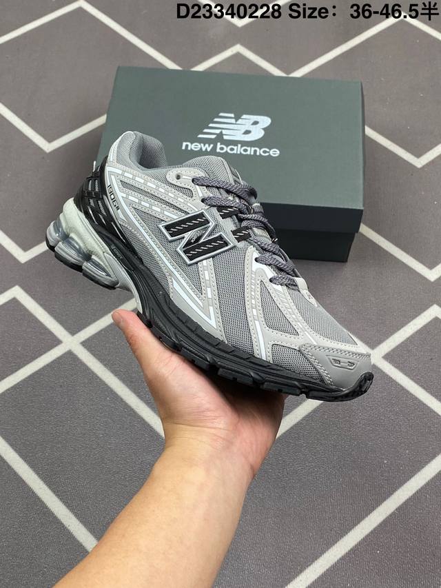公司级 新百伦 New Balance M1906系列 复古运动鞋单品宝藏老爹鞋款。作为Nb最经典的档案鞋型之一，与2002一样，1906有着Nb最成熟的技术加