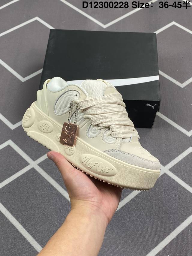 公司级 Puma彪马 女运动板鞋 新款时尚缓震耐磨舒适低帮厚底增高休闲鞋。以经典篮球鞋外观为原型，将日常休闲感与篮球潮范巧妙结合，打造出彩造型感。复古配色的运用