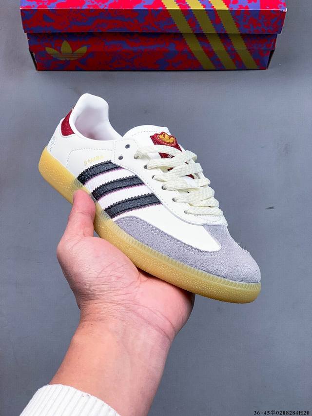 二层真标！Adidas Samba Og 经典鞋款 Adidas 近70年的经典Samba Og 修长的鞋楦,略微尖尖的鞋头,翻毛皮的鞋头拼接,这些我们都看得到