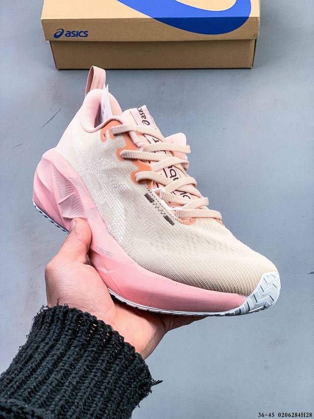 Asics 宣布推出备受期待且深受粉丝喜爱的新款 Novablast 5 跑鞋。 Novablast 系列的最新更新通过轻质材料和 Asics 全新中底材料的结