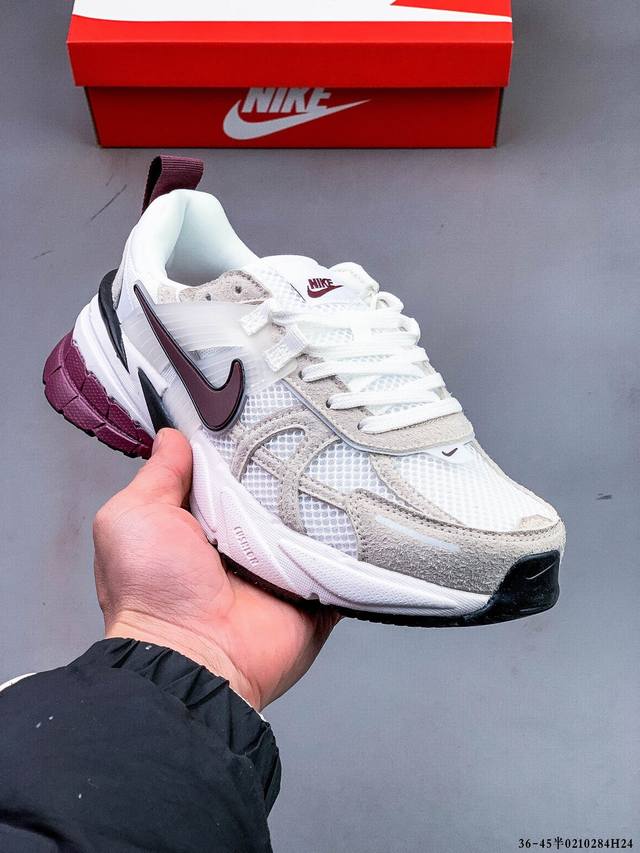 耐克Nike V2K Run新款百搭休闲跑步鞋 复古风潮 网面透气 紧致的鞋面材质提供良好的包裹性 鞋侧 Swoosh以及鞋头部分搭配增添不少亮点的镀铬细节 鞋
