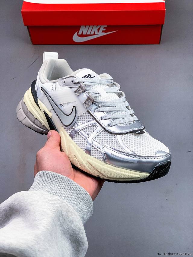 耐克Nike V2K Run新款百搭休闲跑步鞋 复古风潮 网面透气 紧致的鞋面材质提供良好的包裹性 鞋侧 Swoosh以及鞋头部分搭配增添不少亮点的镀铬细节 鞋