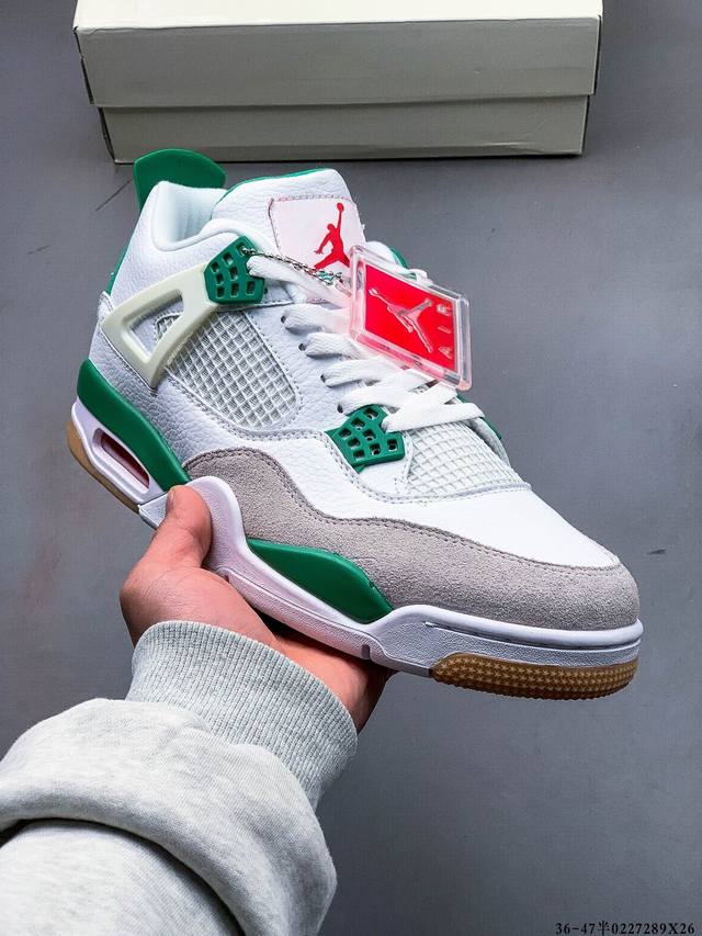 二层真标！Air Jordan 4 Aj4代中帮复古休闲运动文化篮球鞋。秉承轻量化的速度型篮球鞋设计思想完成设计，降低重量的同时提升舒适度，中底延续前作使用了分