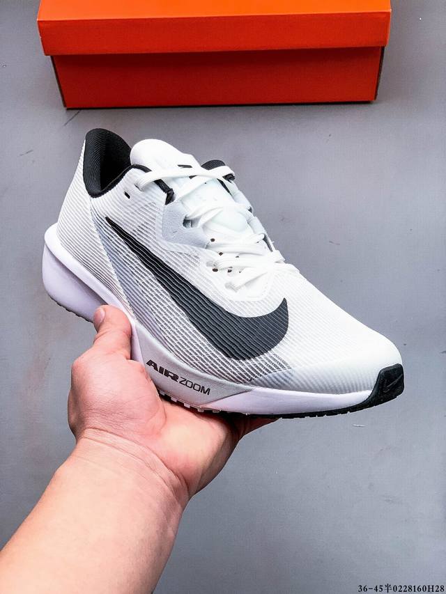 Nike Air Zoom Rival Fly 4 轻量跑鞋 鞋面采用舒适材质，提升上脚体验。鞋身延续了经典款式设计，并加强了鞋面的包裏和支撑性能。鞋底精心打造
