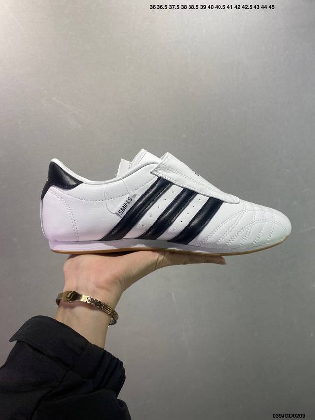 Adidas Taekwondo W 此款以简约大方的造型设计，给人以随性休闲的时尚格调，穿着舒适轻便，运动灵活自如，蓝满足日常个性穿搭。 货号：Jq4775