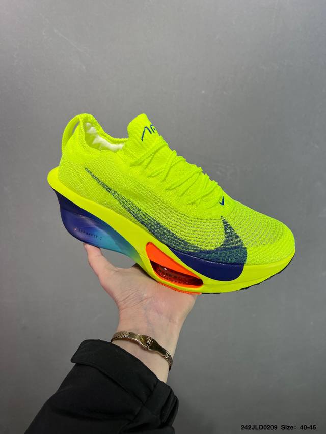 公司级新品发布 Nike Air Zoom Alphafly Next% 整体采用前作的设计语言，并且对后者的细节进行升级，马拉松和长距离路跑的性能极限设计而生