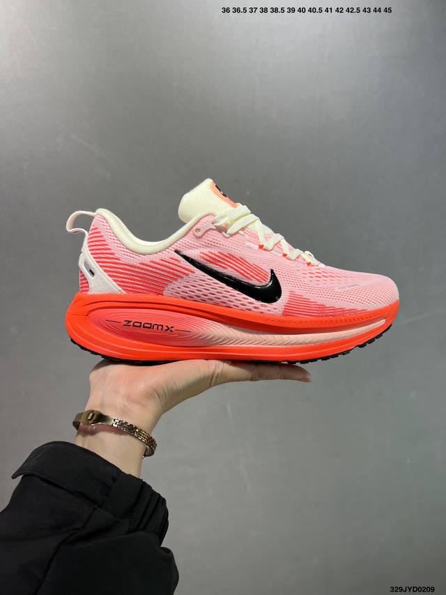 公司级Nike Vomero 18 耐克 舒适减震防滑 低帮跑步鞋 全掌Reactx泡绵中底 前掌和后跟还配备了Air Zoom气垫单元 据说跑起来更快更舒适哦