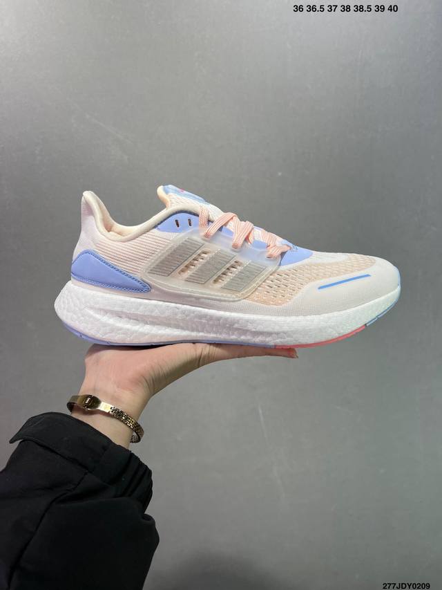 阿迪达斯Adidas Pureboost 21爆米花缓震中底跑步鞋。鞋面以织编材质为基底，后及跟脚趾处融全入新设计，通过格网印刷支将撑材料于附鞋面上，既保证支了