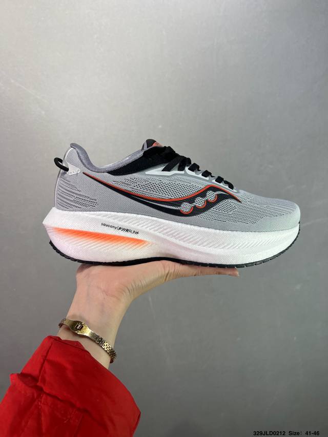 公司级 Saucony Triumph 索康尼胜利旗舰级缓震型跑鞋 性能相比前几代再升级：鞋面采用全新升级的工学网设计 贴合脚部更透气 中底部分使用最新的Pwr