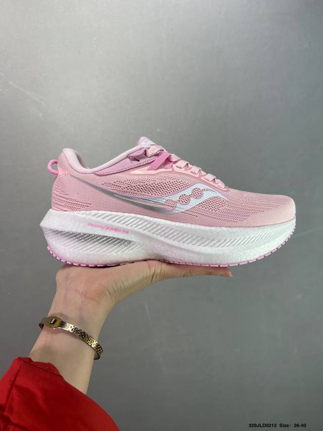 公司级 Saucony Triumph 索康尼胜利旗舰级缓震型跑鞋 性能相比前几代再升级：鞋面采用全新升级的工学网设计 贴合脚部更透气 中底部分使用最新的Pwr