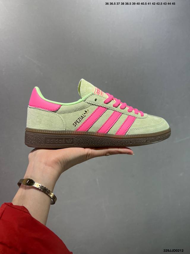 Adidas Originals Handball Special 褐色 此款鞋延续了橡胶外底和经典款式的传统。优质绒面革鞋面和标志性的3条纹采用明亮的对比色，