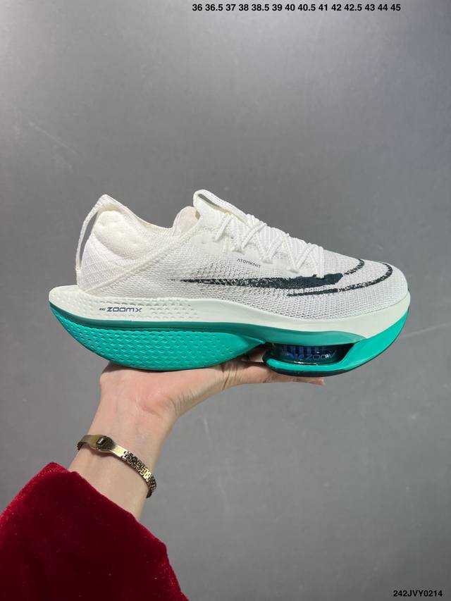公司级新品发布 Nike Air Zoom Alphafly Next% 2 整体采用前作的设计语言，并且对后者的细节进行升级，马拉松和长距离路跑的性能极限设计