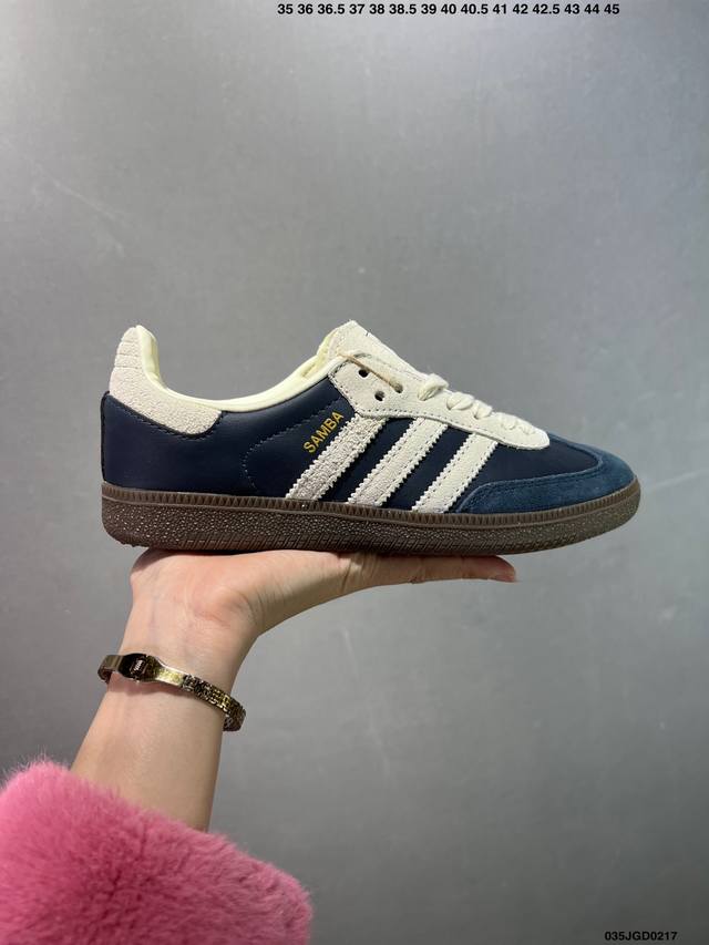 公司级Ad Original Samba Og 复古经典轻便板鞋 这款桑巴鞋展示了高质量的工艺 带有装饰的超锁缝制和无缝的手感 柔软、柔软的皮革造型和标志性的3