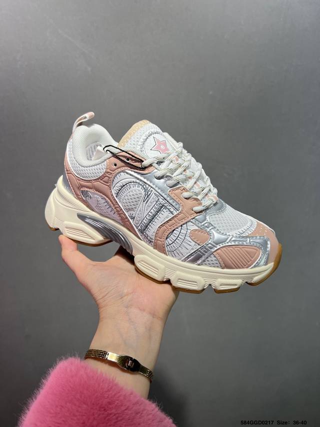 公司级Dior B30 迪奥网眼织物低帮运动休闲鞋 该款系列采用黑网色眼织物白和色科技料面精心制 作饰以反光“Cd30”图形标志 外格轻盈的刻雕效果橡胶鞋搭底配