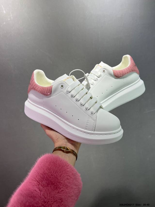 公司级意大利高奢品牌-亚历山大 麦昆Alexander Mcqueen Oversized Sneakers 低帮时装厚底休闲运动小白板鞋“皮革白钢笔蓝麂皮尾”