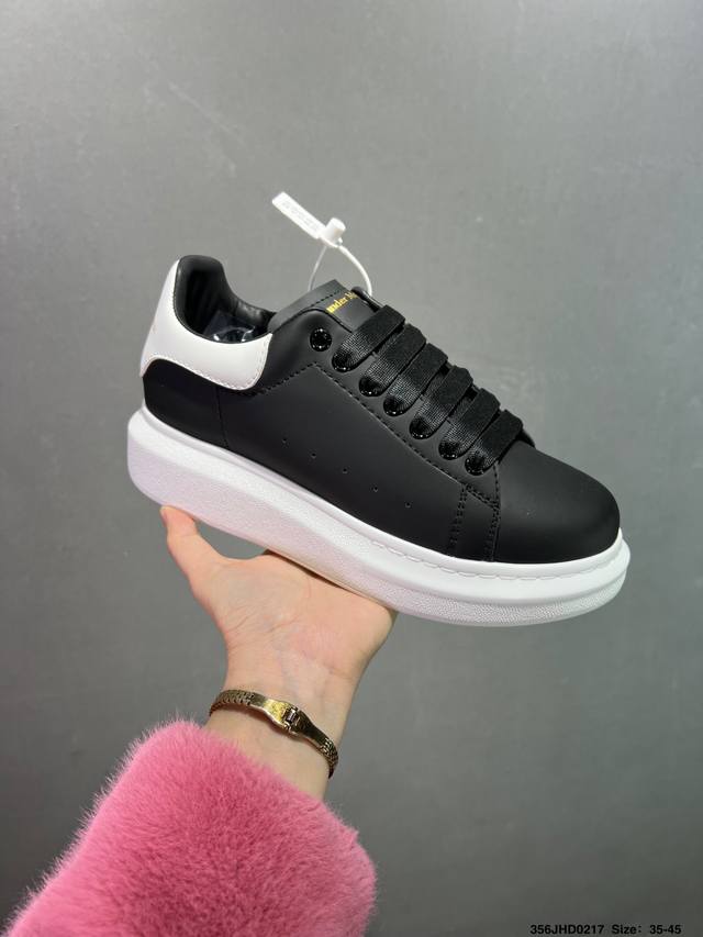 公司级意大利高奢品牌-亚历山大 麦昆Alexander Mcqueen Oversized Sneakers 低帮时装厚底休闲运动小白板鞋“皮革白钢笔蓝麂皮尾”