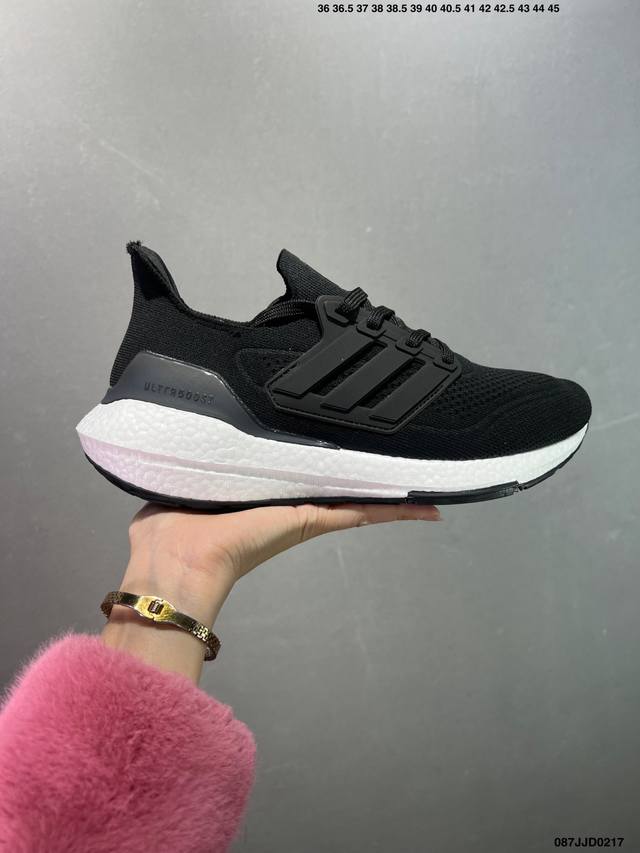 阿迪达斯Adidas Ultraboost Dna Ub21全掌爆米花休闲运动跑鞋。采用网材搭配反光皮革鞋面，配上Stretchweb网格外底和Boost中底，