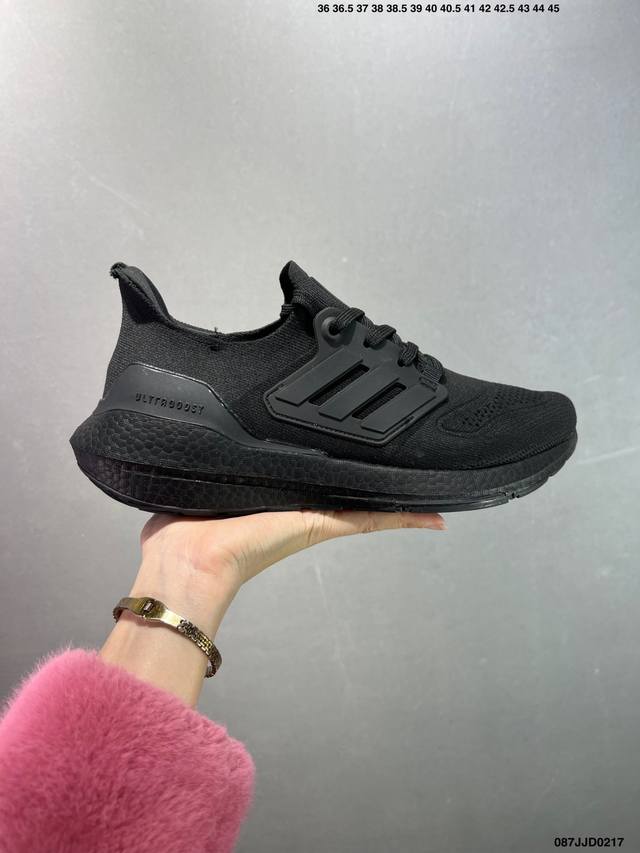 阿迪达斯Adidas Ultraboost Dna Ub21全掌爆米花休闲运动跑鞋。采用网材搭配反光皮革鞋面，配上Stretchweb网格外底和Boost中底，