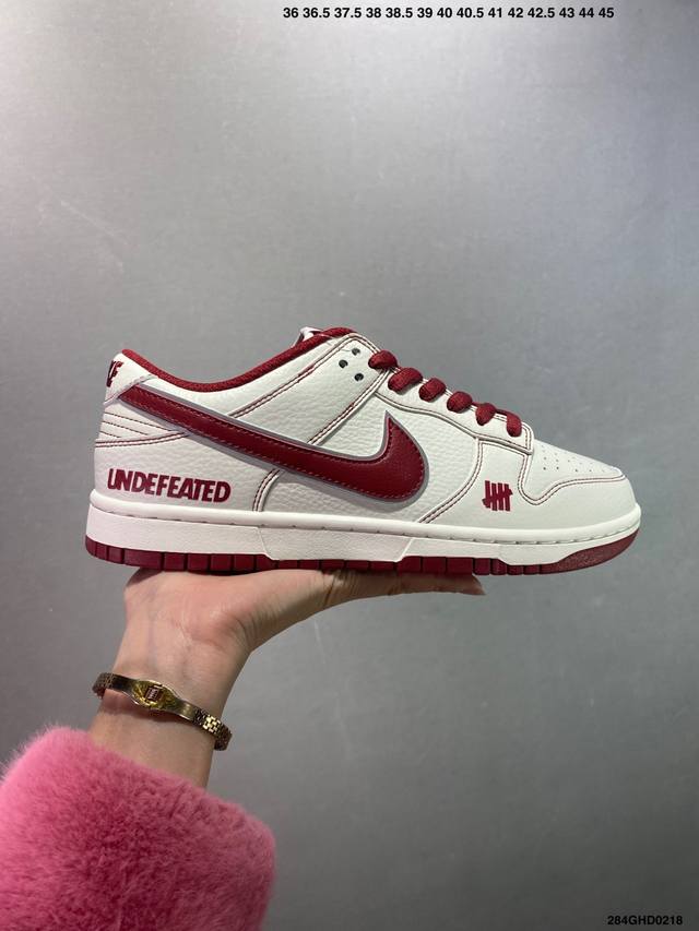 公司级Undefeated X Nike Dunk Low 红 此款以简约大方的造型设计，给人以随性休闲的时尚格调，穿着舒适轻便，运动灵活自如，满足日常个性穿搭
