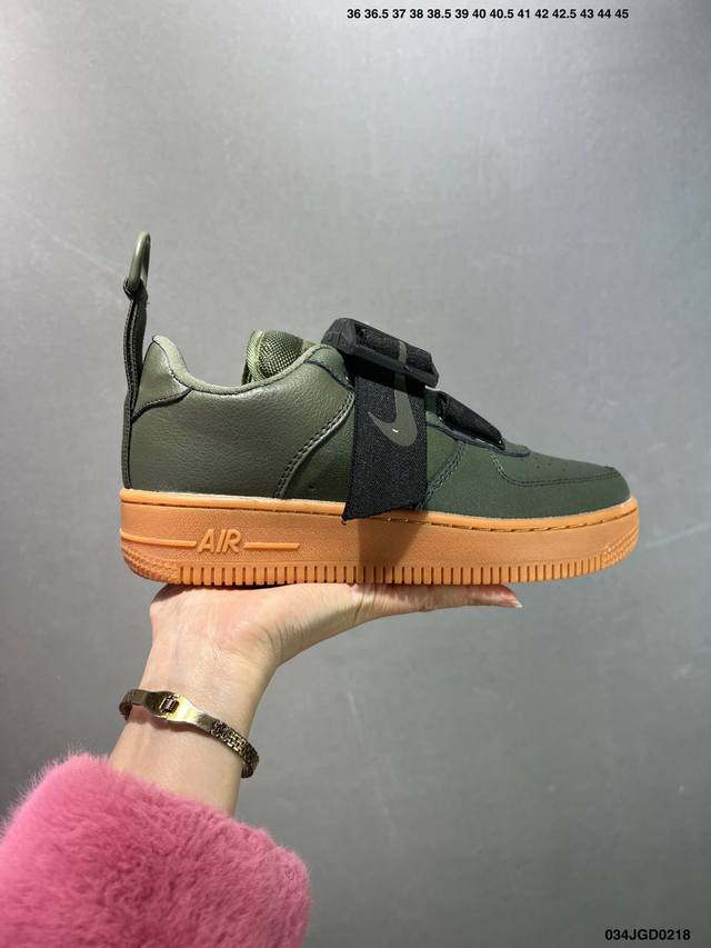 真标耐克Nike Air Force 1 Utility 空军一号低帮百搭休闲运动板鞋。柔软、弹性十足的缓震性能和出色的中底设计，横跨复古与现代的外型结合，造就