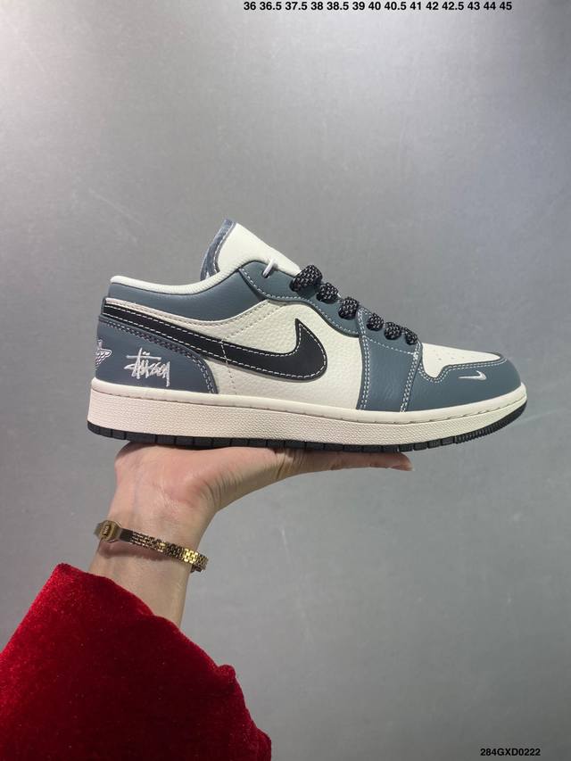 公司级Stussy X Air Jordan 1 蓝灰色 此款主张打破传统的工业化流水线设计限制，以Made By Ideas的超级创意为理念，集结众多潮流设计