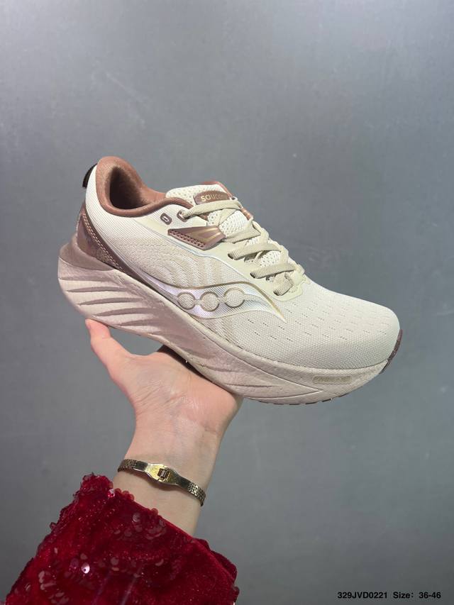 公司级 Saucony Triumph 索康尼胜利旗舰级缓震型跑鞋 性能相比前几代再升级：鞋面采用全新升级的工学网设计 贴合脚部更透气 中底部分使用最新的Pwr