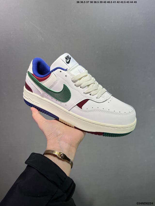 真标W Nike Gamma Force兼顾舒适脚感和出众风范，演绎匠心之作。结构性的支撑贴合感结合复古篮球设计，塑就场外全明星风范。 货号:Dx9176-10