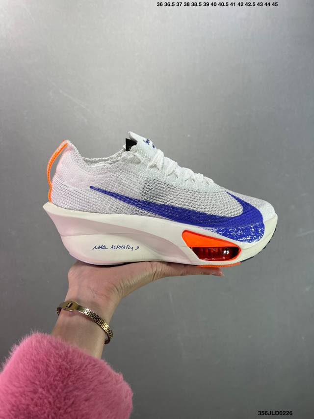 公司级新品发布 Nike Air Zoom Alphafly Next%3 Proto整体采用前作的设计语言，并且对后者的细节进行升级，马拉松和长距离路跑的性能
