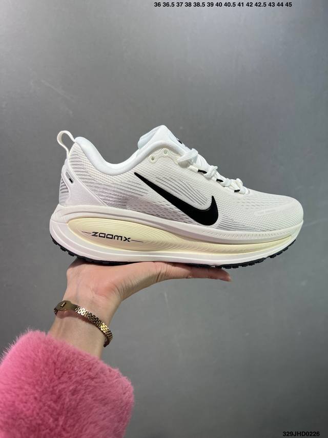 公司级Nike Vomero 18 耐克 舒适减震防滑 低帮跑步鞋 全掌Reactx泡绵中底 前掌和后跟还配备了Air Zoom气垫单元 据说跑起来更快更舒适哦