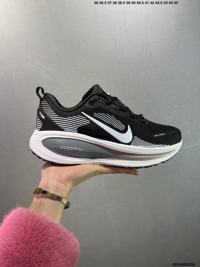 公司级Nike Vomero 18 耐克 舒适减震防滑 低帮跑步鞋 全掌Reactx泡绵中底 前掌和后跟还配备了Air Zoom气垫单元 据说跑起来更快更舒适哦