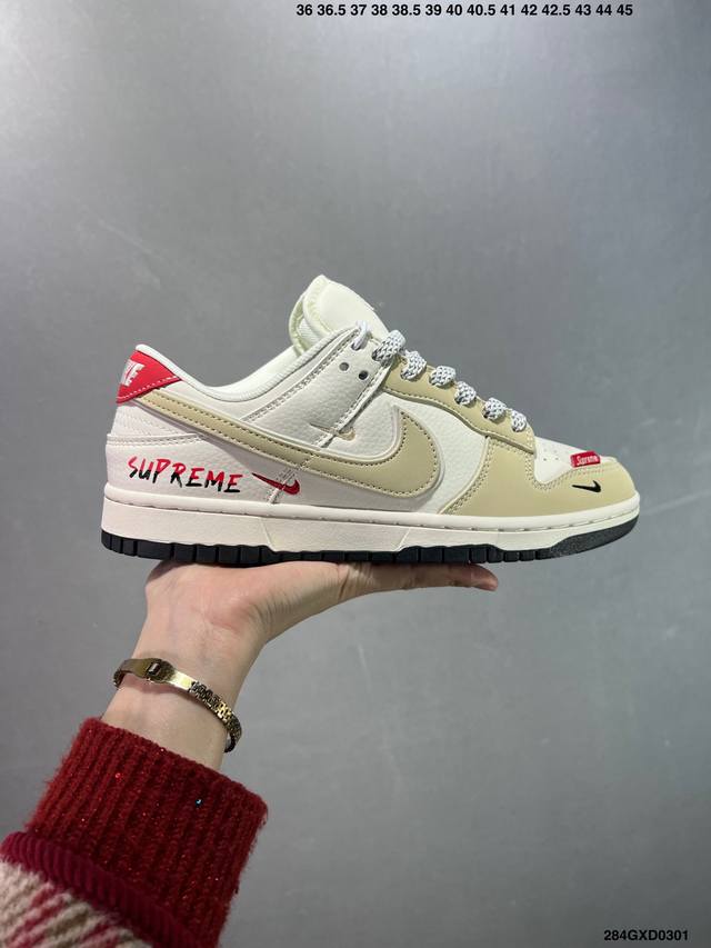 公司级Supreme X Nike Dunk Low 清爽双小勾 此款主张打破传统的工业化流水线设计限制，以Made By Ideas的超级创意为理念，集结众多